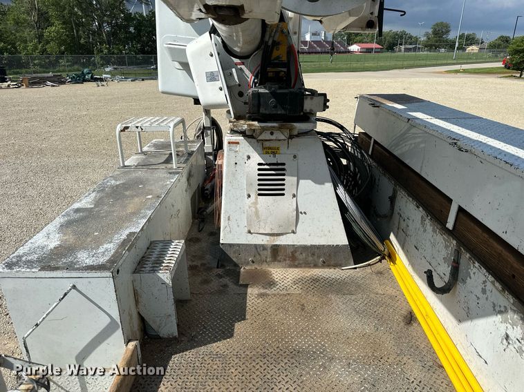 image for item NP9835 2008 International WorkStar 7300  bucket truck