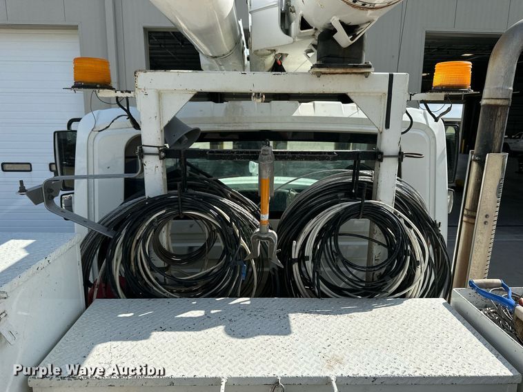 image for item NP9835 2008 International WorkStar 7300  bucket truck