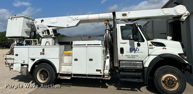 image for item NP9835 2008 International WorkStar 7300  bucket truck