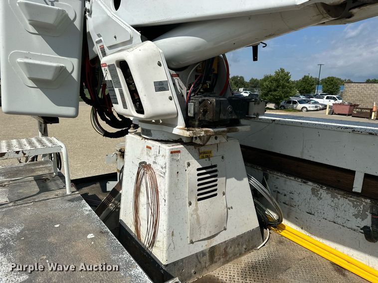 image for item NP9835 2008 International WorkStar 7300  bucket truck