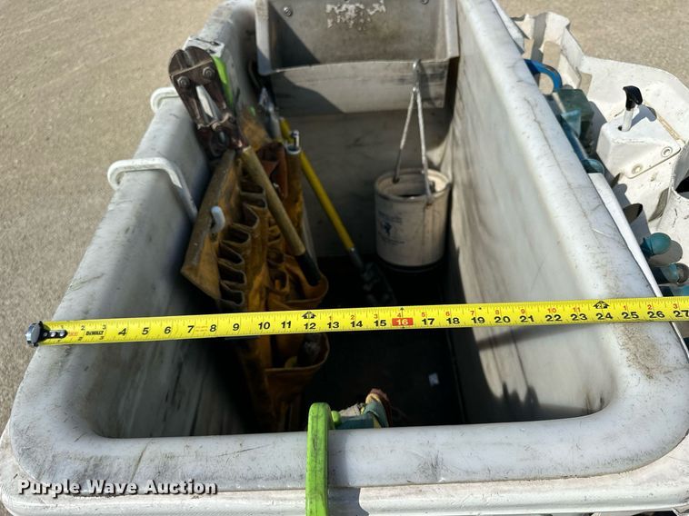 image for item NP9835 2008 International WorkStar 7300  bucket truck