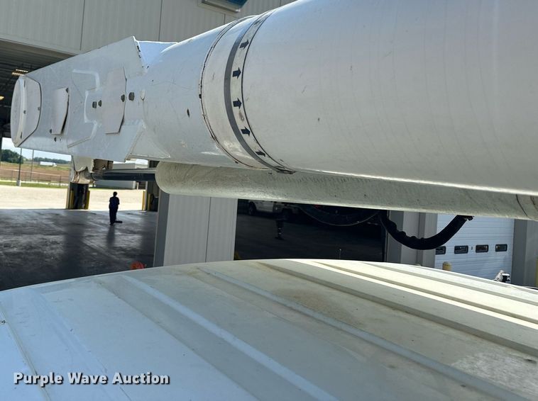 image for item NP9835 2008 International WorkStar 7300  bucket truck