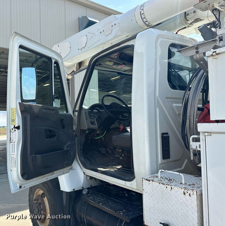 image for item NP9835 2008 International WorkStar 7300  bucket truck