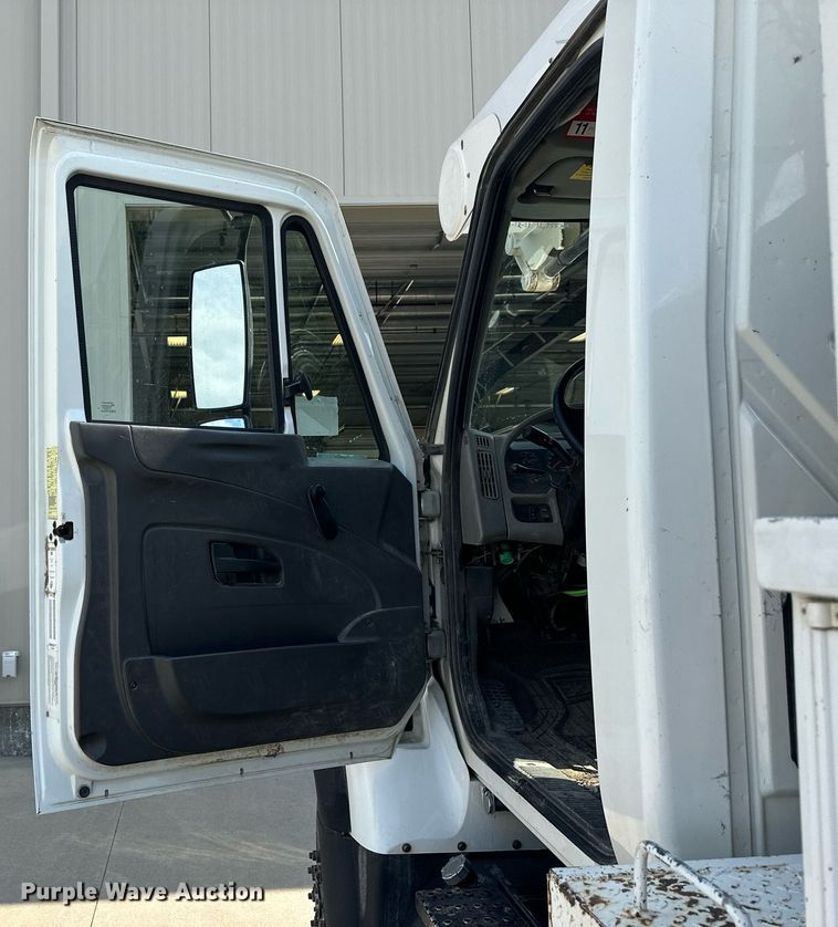 image for item NP9835 2008 International WorkStar 7300  bucket truck