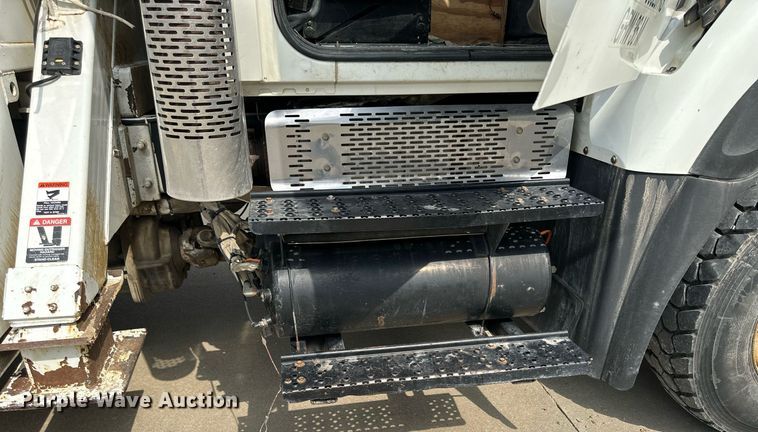 image for item NP9835 2008 International WorkStar 7300  bucket truck