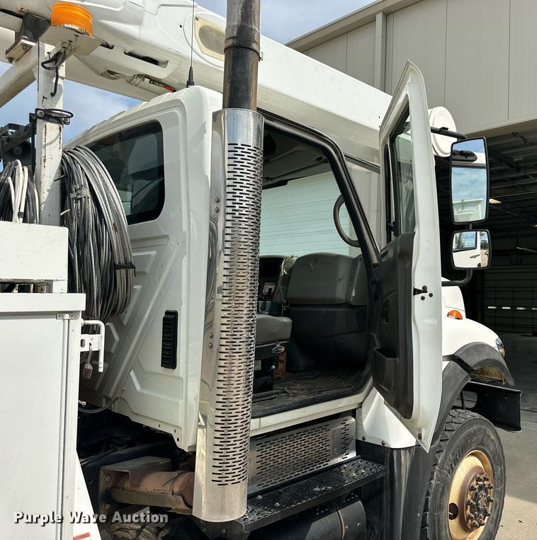 image for item NP9835 2008 International WorkStar 7300  bucket truck