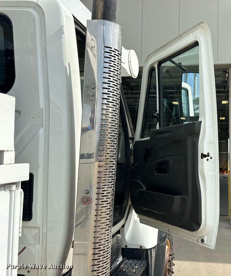 image for item NP9835 2008 International WorkStar 7300  bucket truck