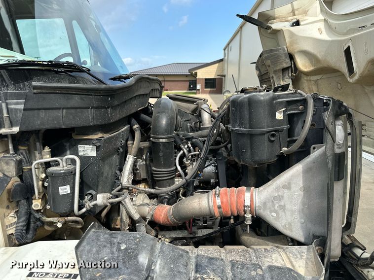 image for item NP9835 2008 International WorkStar 7300  bucket truck