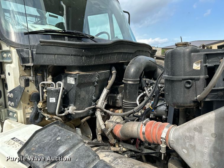 image for item NP9835 2008 International WorkStar 7300  bucket truck