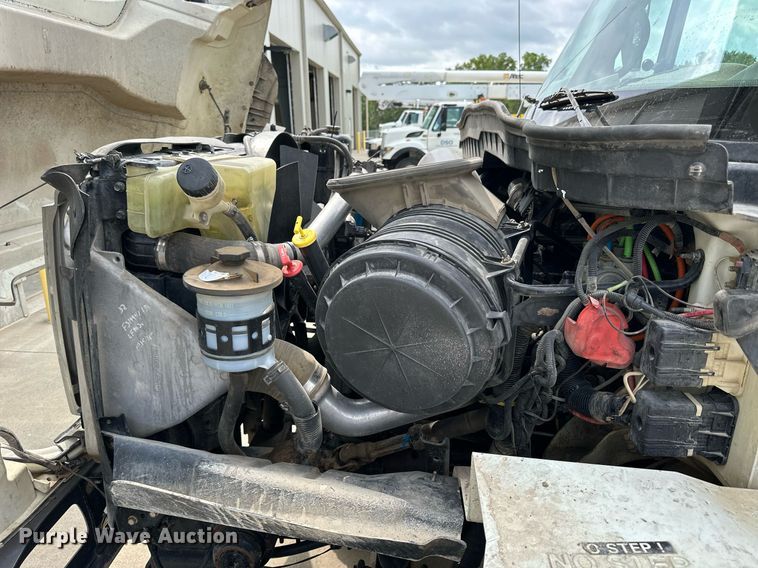 image for item NP9835 2008 International WorkStar 7300  bucket truck