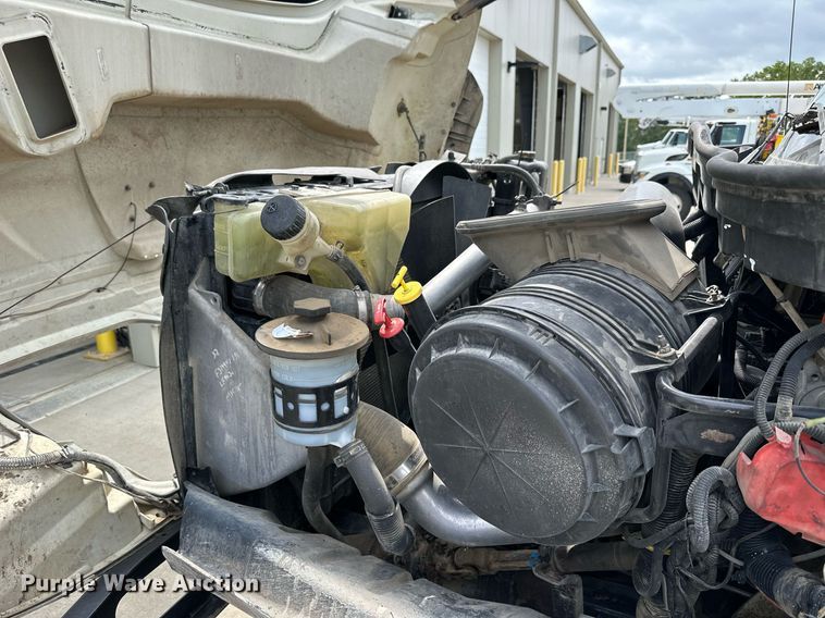 image for item NP9835 2008 International WorkStar 7300  bucket truck