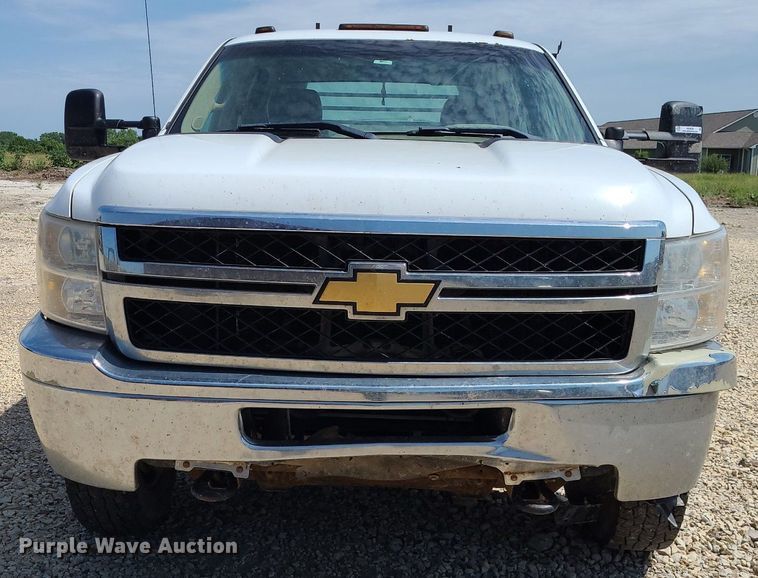 image for item NX9626 2012 Chevrolet Silverado 3500HD  Crew Cab flatbed pickup truck