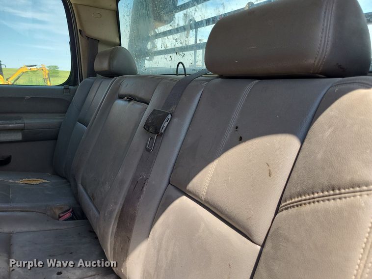 image for item NX9627 2012 Chevrolet Silverado 3500HD  Crew Cab flatbed pickup truck