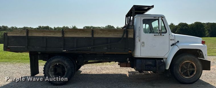 image for item OC9039 1981 International 1724  dump flatbed truck