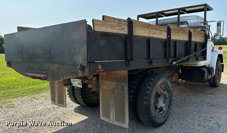 image for item OC9039 1981 International 1724  dump flatbed truck