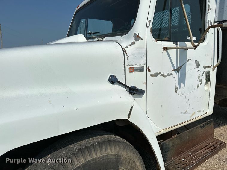 image for item OC9039 1981 International 1724  dump flatbed truck