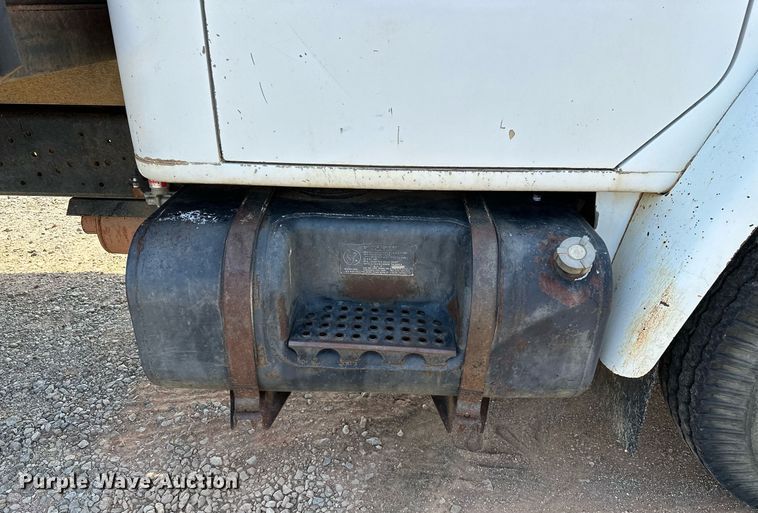 image for item OC9039 1981 International 1724  dump flatbed truck