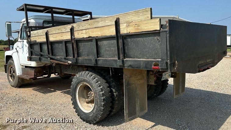 image for item OC9039 1981 International 1724  dump flatbed truck