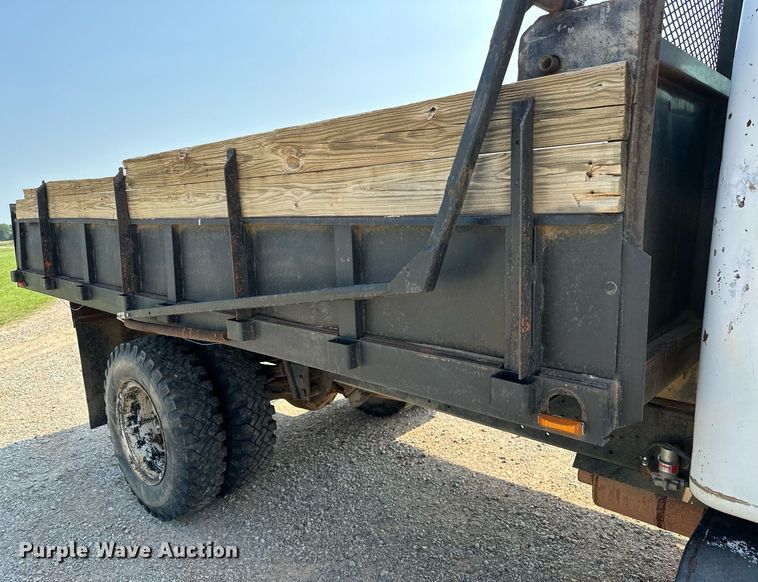 image for item OC9039 1981 International 1724  dump flatbed truck