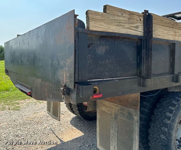 image for item OC9039 1981 International 1724  dump flatbed truck