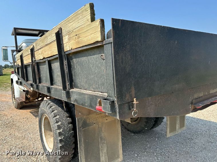 image for item OC9039 1981 International 1724  dump flatbed truck