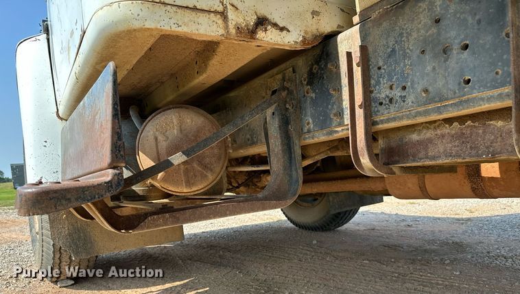 image for item OC9039 1981 International 1724  dump flatbed truck