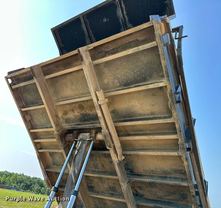 image for item OC9039 1981 International 1724  dump flatbed truck