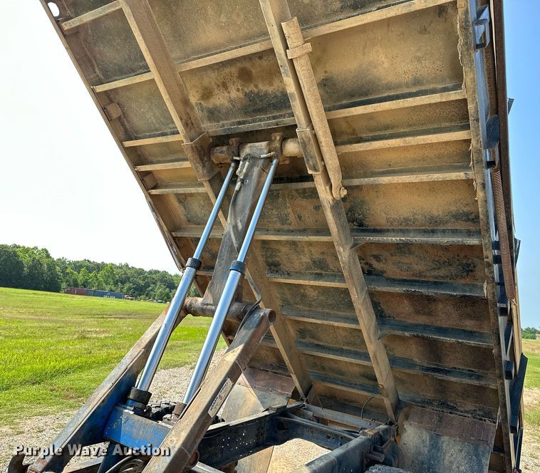 image for item OC9039 1981 International 1724  dump flatbed truck