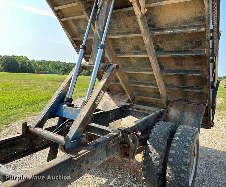 image for item OC9039 1981 International 1724  dump flatbed truck