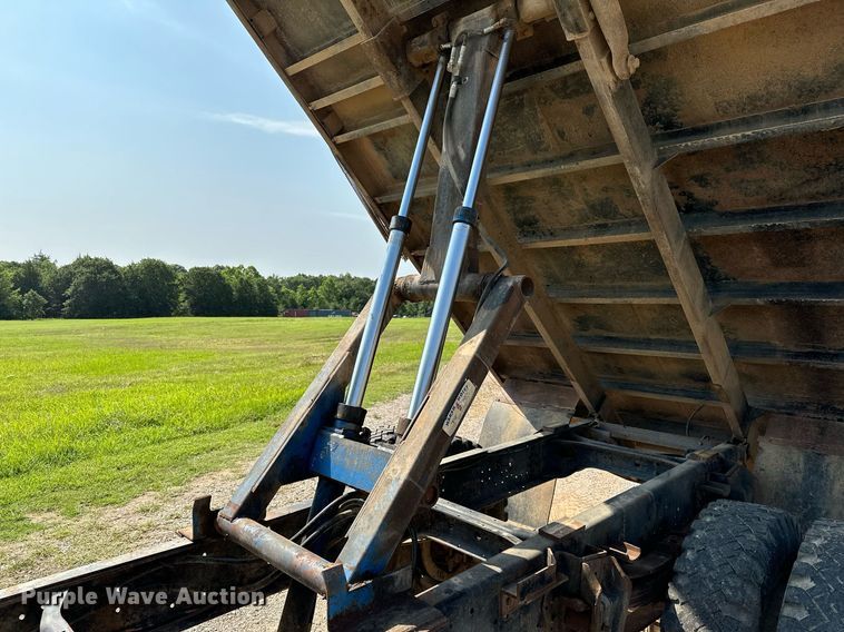 image for item OC9039 1981 International 1724  dump flatbed truck