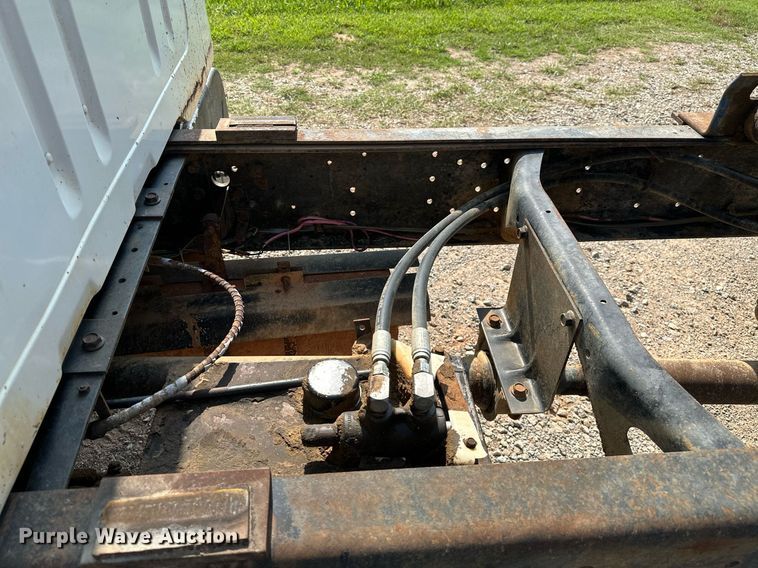 image for item OC9039 1981 International 1724  dump flatbed truck