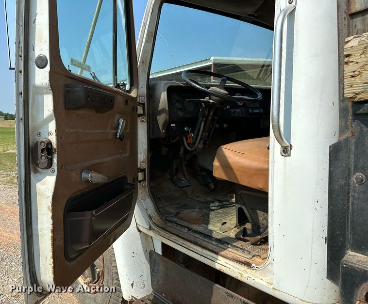 image for item OC9039 1981 International 1724  dump flatbed truck