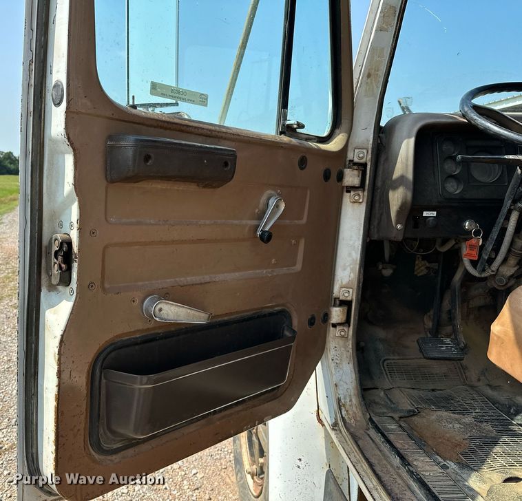 image for item OC9039 1981 International 1724  dump flatbed truck