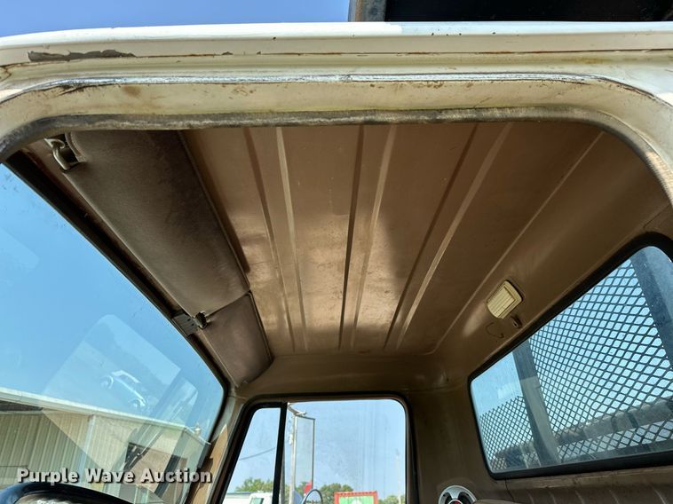 image for item OC9039 1981 International 1724  dump flatbed truck