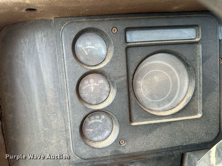 image for item OC9039 1981 International 1724  dump flatbed truck