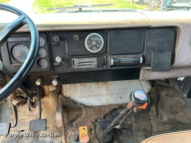 image for item OC9039 1981 International 1724  dump flatbed truck