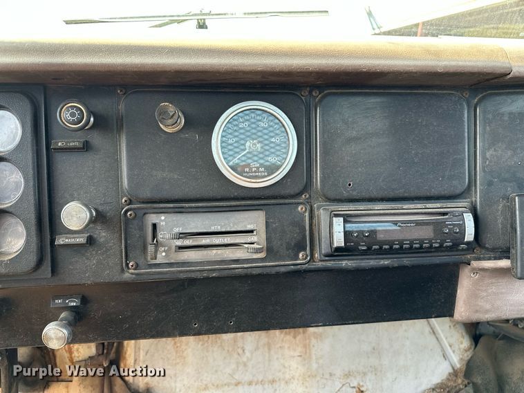 image for item OC9039 1981 International 1724  dump flatbed truck