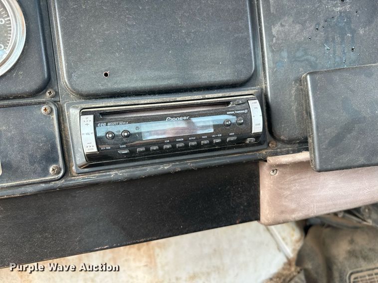 image for item OC9039 1981 International 1724  dump flatbed truck