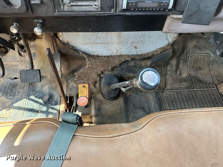 image for item OC9039 1981 International 1724  dump flatbed truck