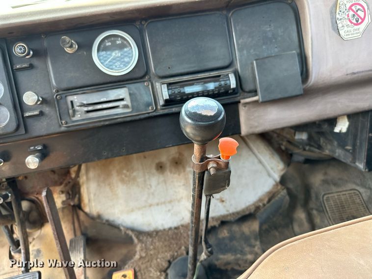 image for item OC9039 1981 International 1724  dump flatbed truck