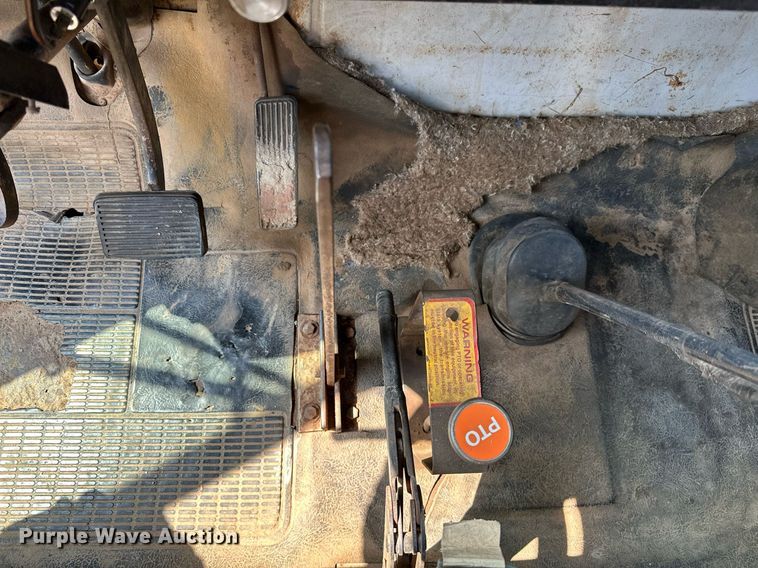 image for item OC9039 1981 International 1724  dump flatbed truck