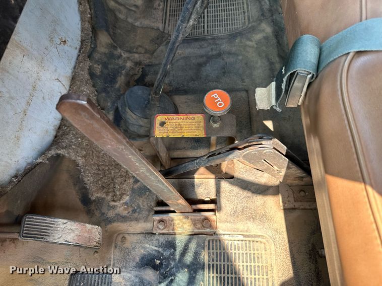 image for item OC9039 1981 International 1724  dump flatbed truck