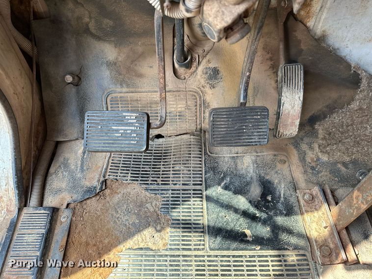 image for item OC9039 1981 International 1724  dump flatbed truck