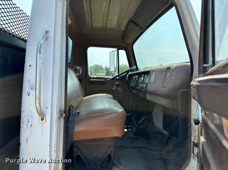 image for item OC9039 1981 International 1724  dump flatbed truck