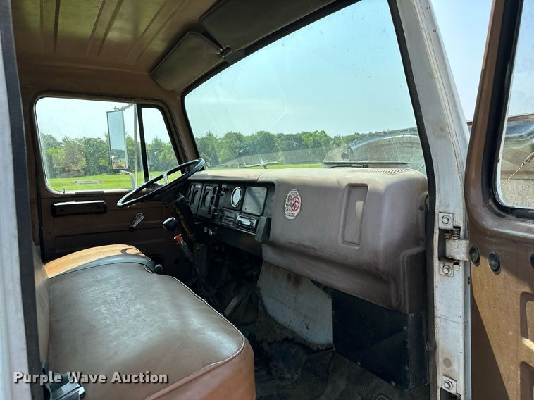 image for item OC9039 1981 International 1724  dump flatbed truck