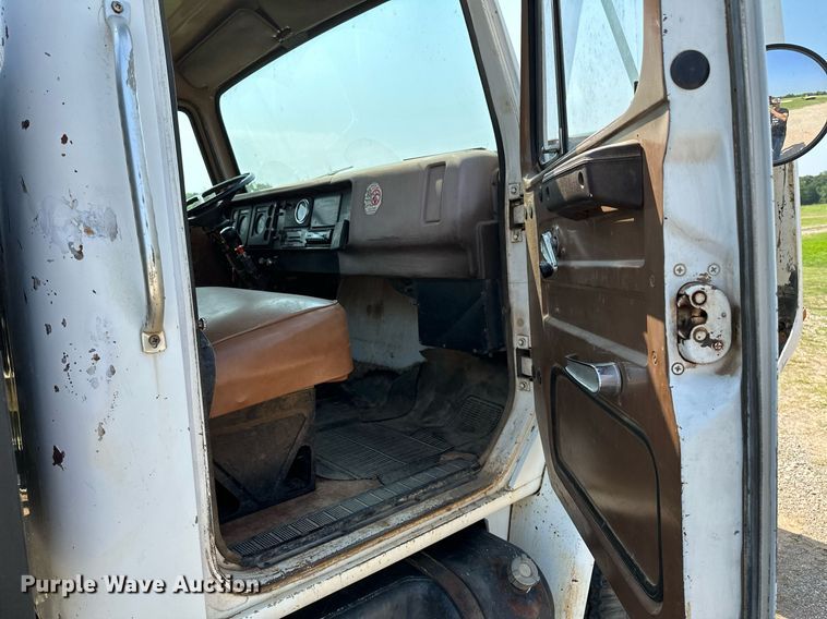 image for item OC9039 1981 International 1724  dump flatbed truck