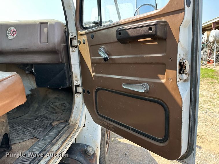 image for item OC9039 1981 International 1724  dump flatbed truck