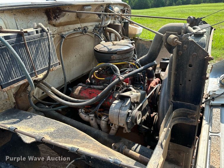 image for item OC9039 1981 International 1724  dump flatbed truck