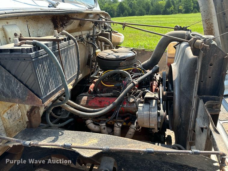 image for item OC9039 1981 International 1724  dump flatbed truck