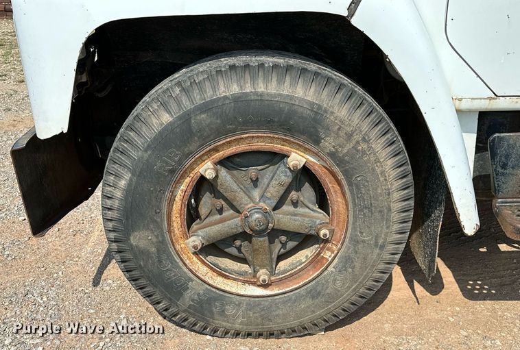 image for item OC9039 1981 International 1724  dump flatbed truck